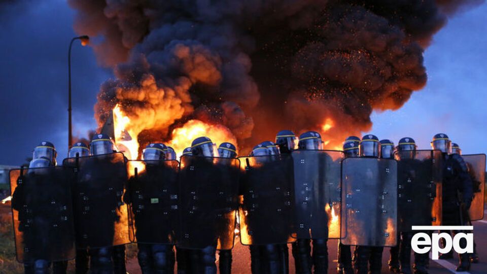 Во Франции уже несколько месяцев продолжаются массовые забастовки