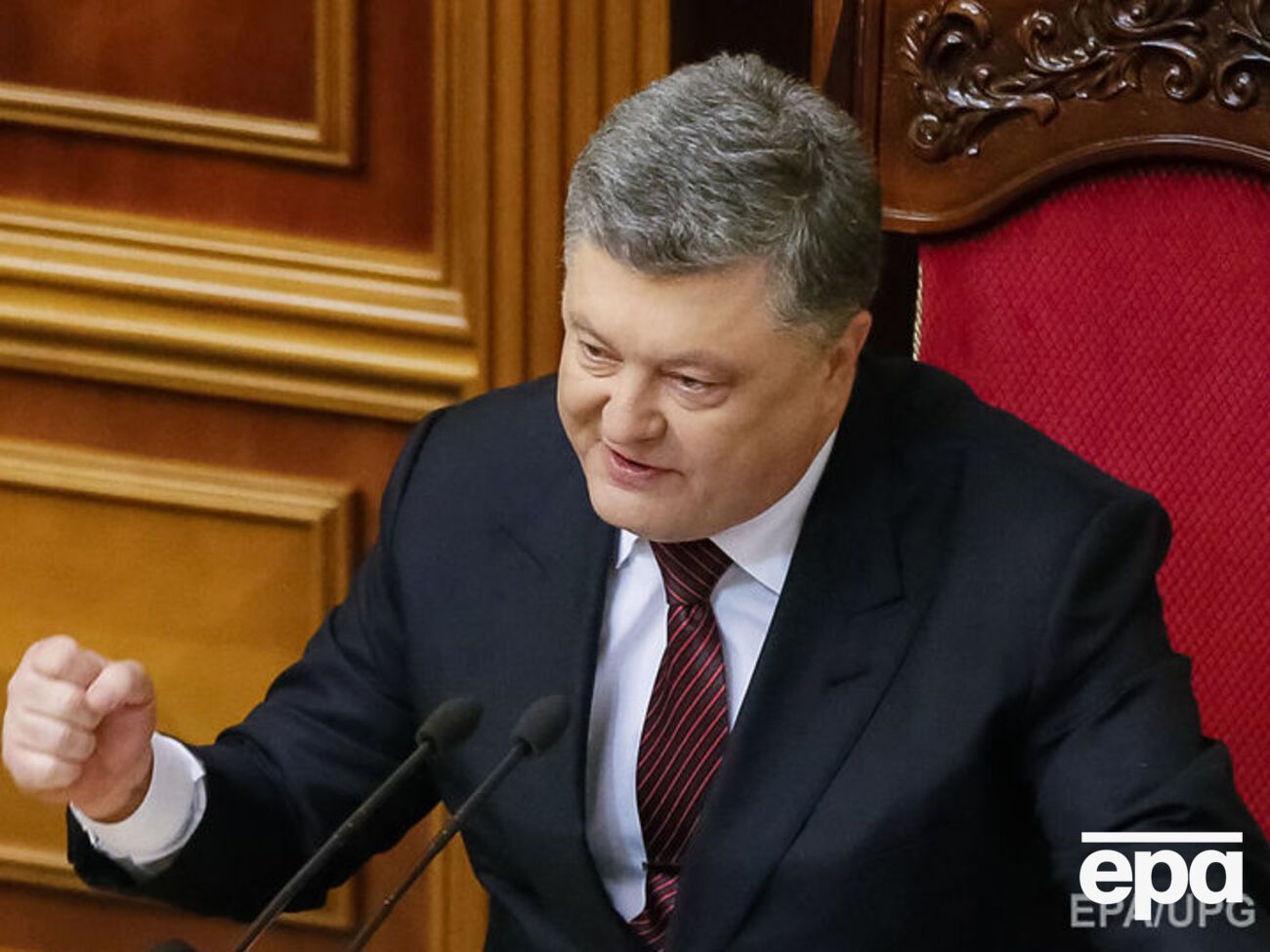 Порошенко назвал апрельский политический кризис "неукраинским сценарием"