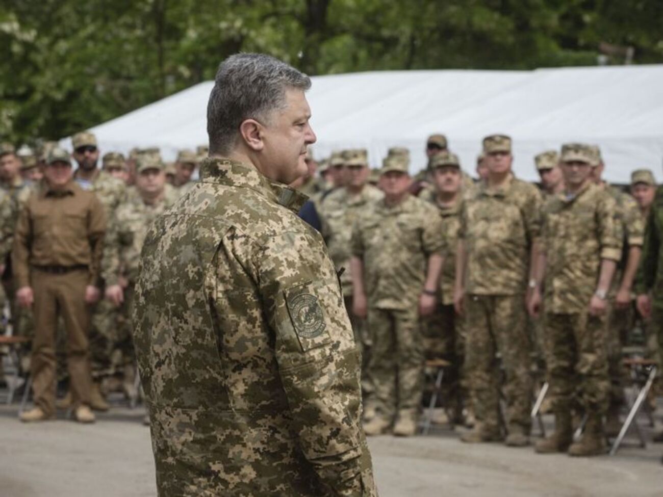 Порошенко:&nbsp;Право открывать огонь в ответ принадлежит непосредственно командиру