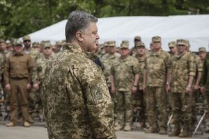 Порошенко: Право открывать огонь в ответ принадлежит непосредственно командиру