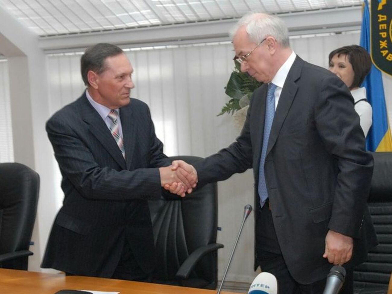 2010 год, Азаров представляет Папаику коллективу Государственной налоговой администрации