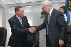 2010 год, Азаров представляет Папаику коллективу Государственной налоговой администрации