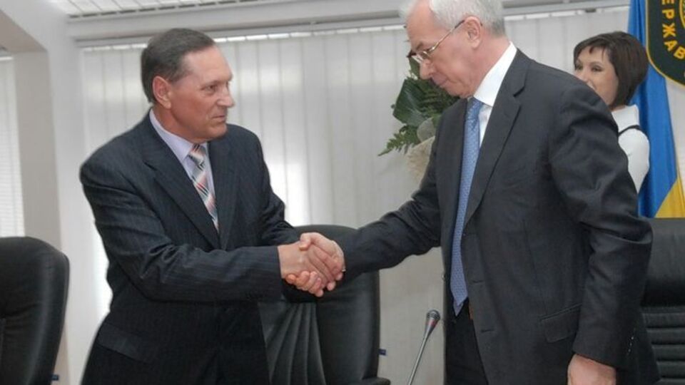 2010 год, Азаров представляет Папаику коллективу Государственной налоговой администрации