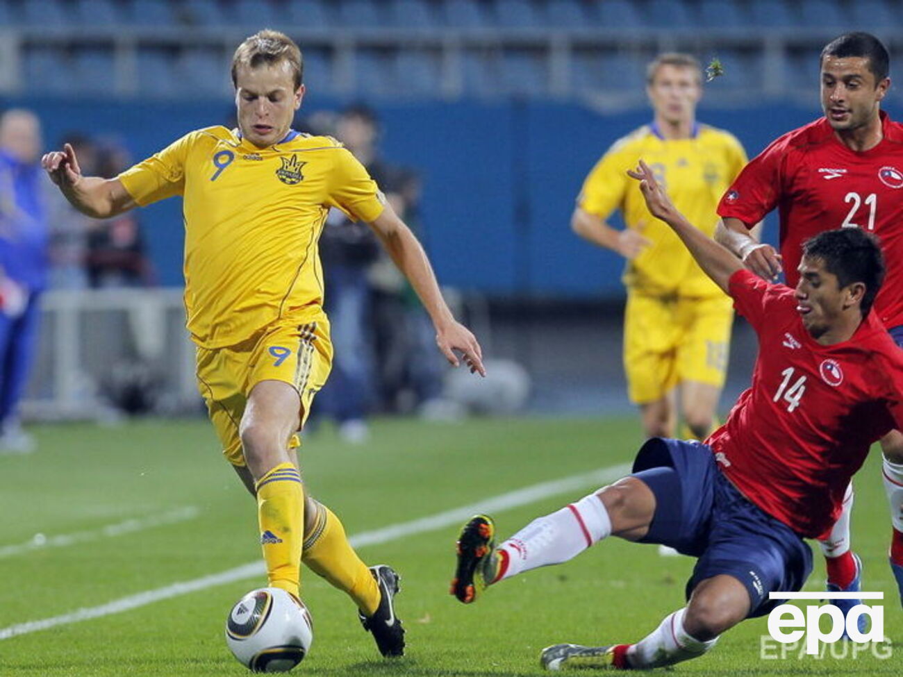 Гусев (слева) за сборную на Евро не сыграет