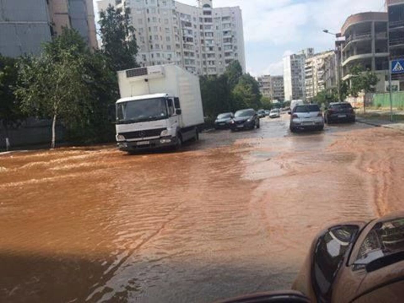 В Дарницком районе Киева на улице Вишняковской прорвало водопровод