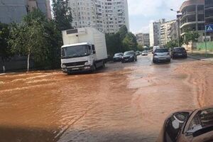 В Дарницком районе Киева на улице Вишняковской прорвало водопровод