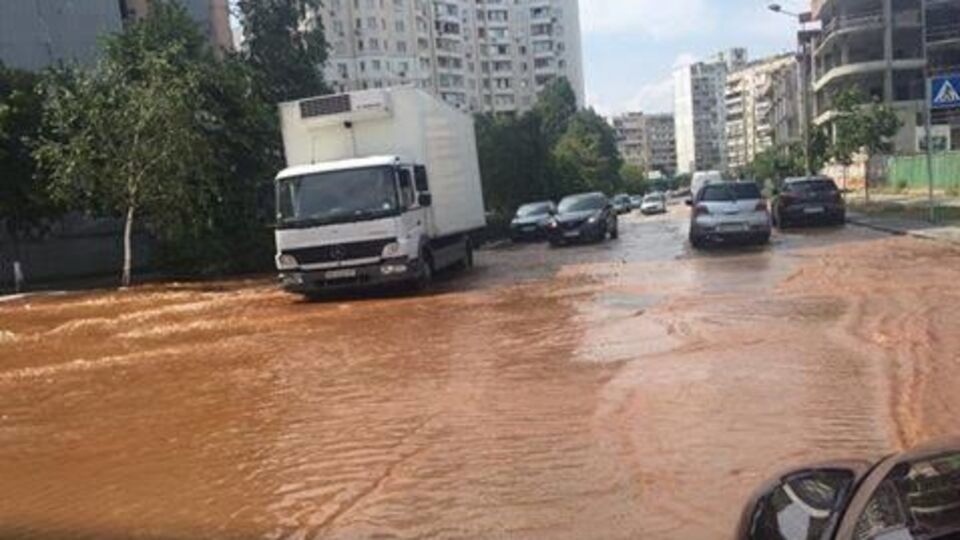 В Дарницком районе Киева на улице Вишняковской прорвало водопровод
