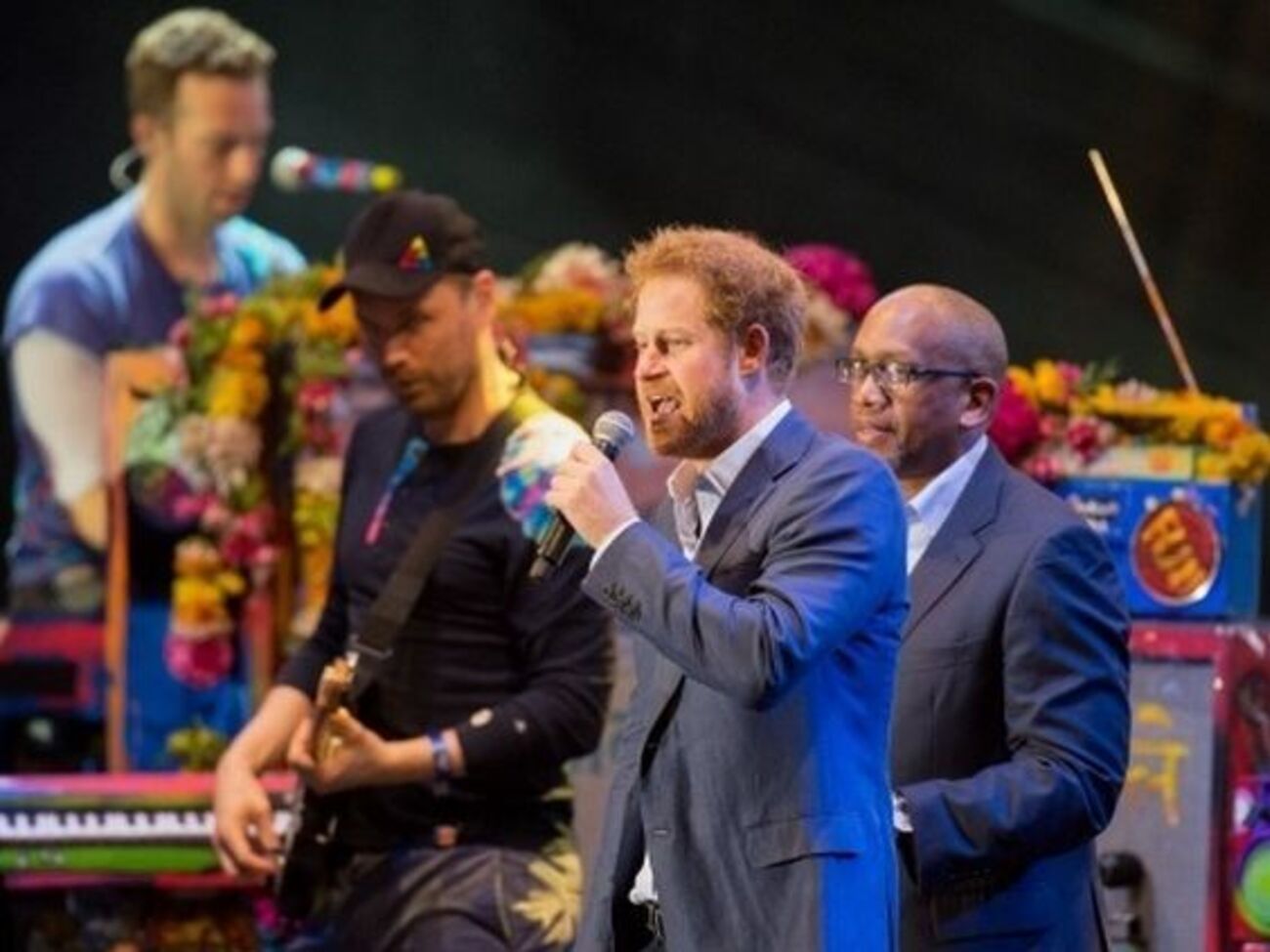Принц Гарри выступил вместе с британскими рокерами