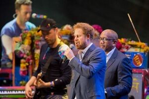 Принц Гарри выступил вместе с британскими рокерами