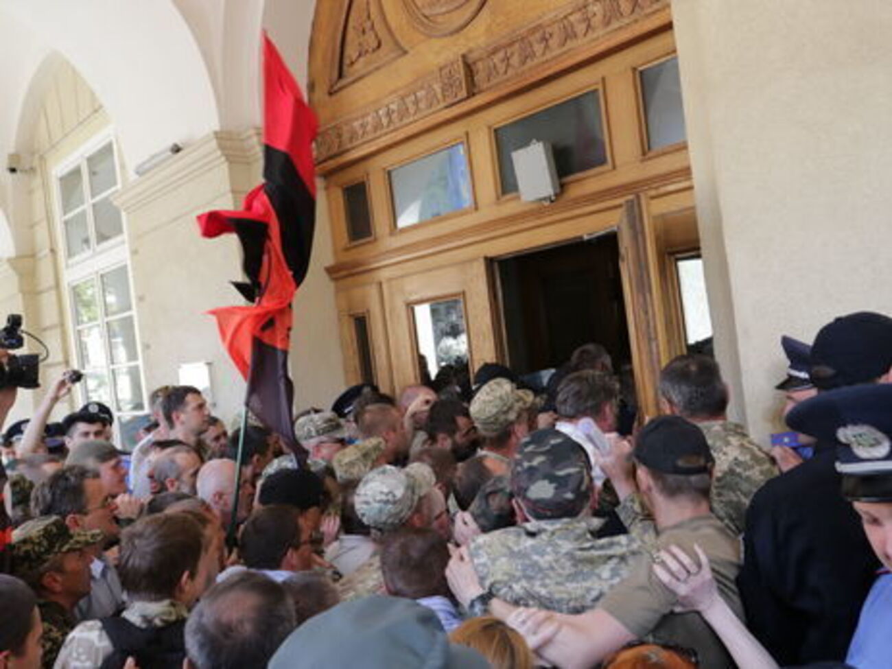 9 июня протестующие уже пытались прорваться в здание львовской ратуши&nbsp;