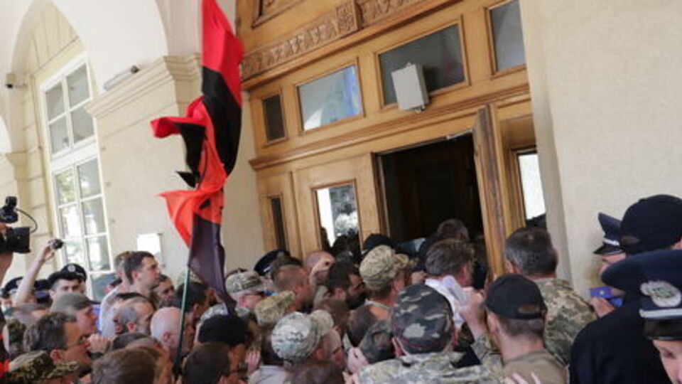 9 июня протестующие уже пытались прорваться в здание львовской ратуши