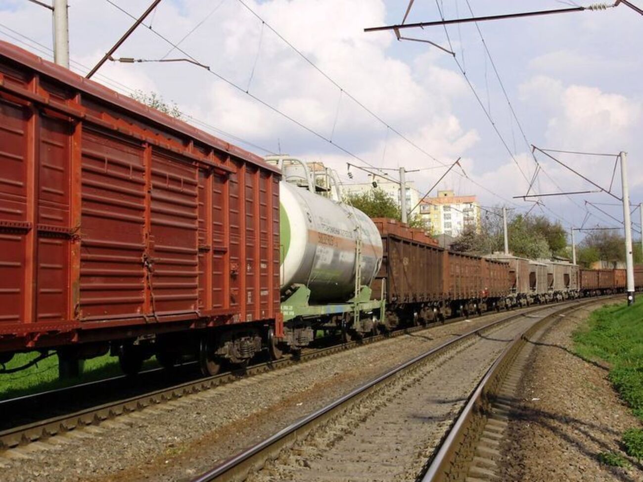 По словам Черныша, грузоперевозки возобновлены на некоторых участках недалеко от линии соприкосновения