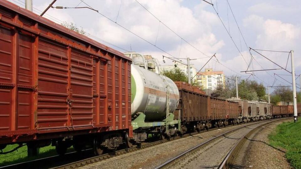 По словам Черныша, грузоперевозки возобновлены на некоторых участках недалеко от линии соприкосновения