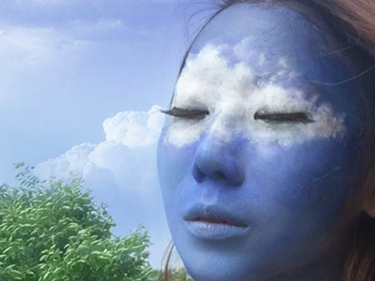 Художница использует свое лицо как холст