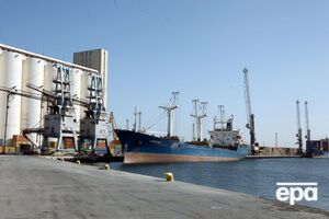 Танкер отбуксирован в порт Триполи, сообщили российские дипломаты