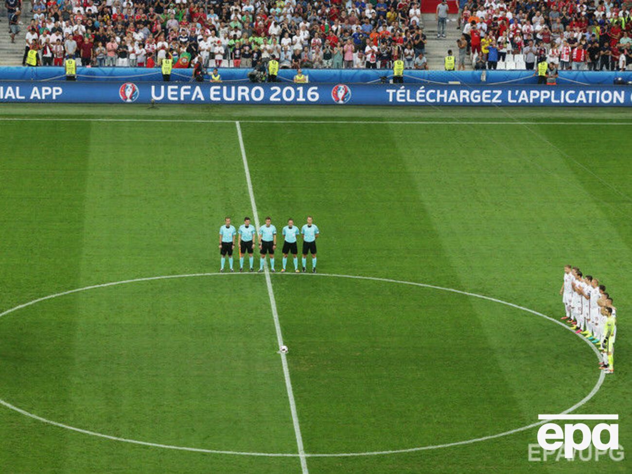 Команды и болельщики почтили память 44 жертв теракта в Стамбуле