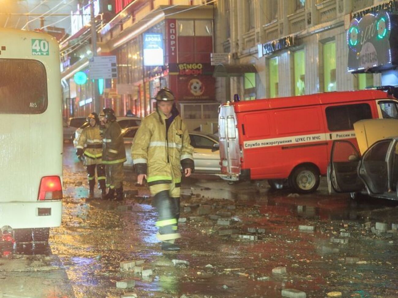 Спасатели и городские службы пытаются ликвидировать последствия грозы