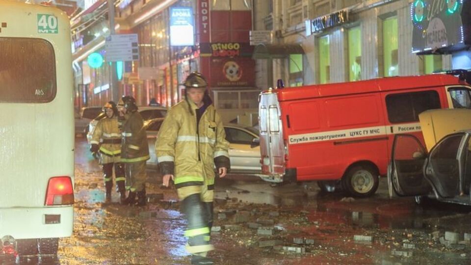 Спасатели и городские службы пытаются ликвидировать последствия грозы