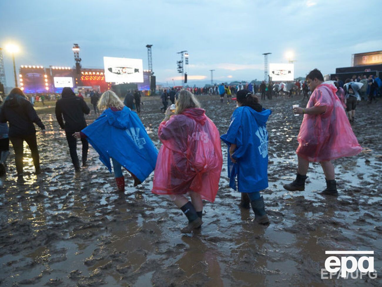 Посетители музыкального фестиваля в Германии страдают от непогоды