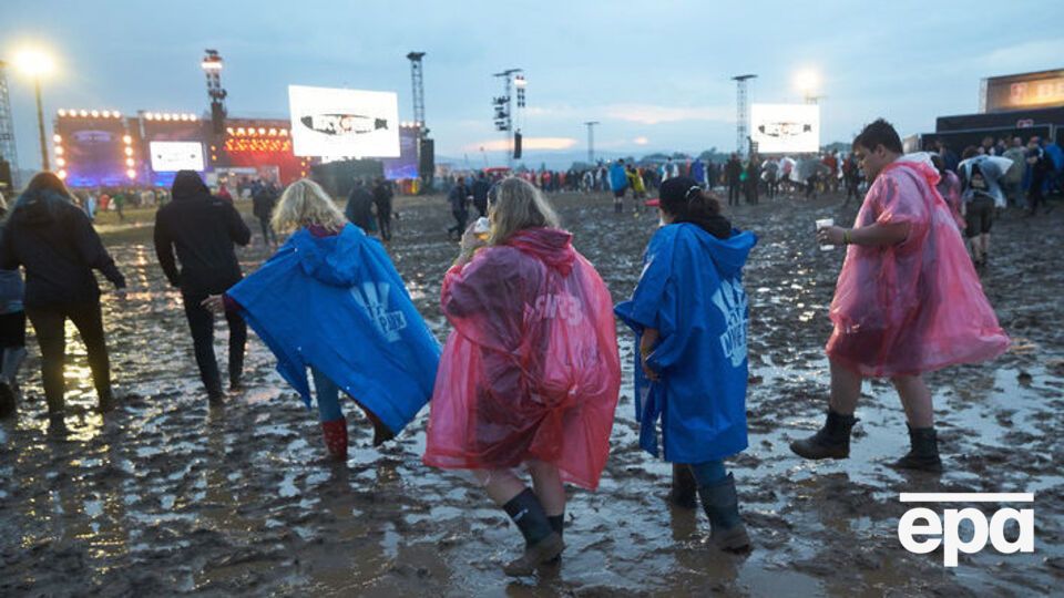 Посетители музыкального фестиваля в Германии страдают от непогоды