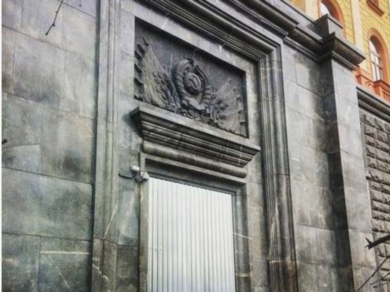 Дверь ФСБ надо чинить или менять