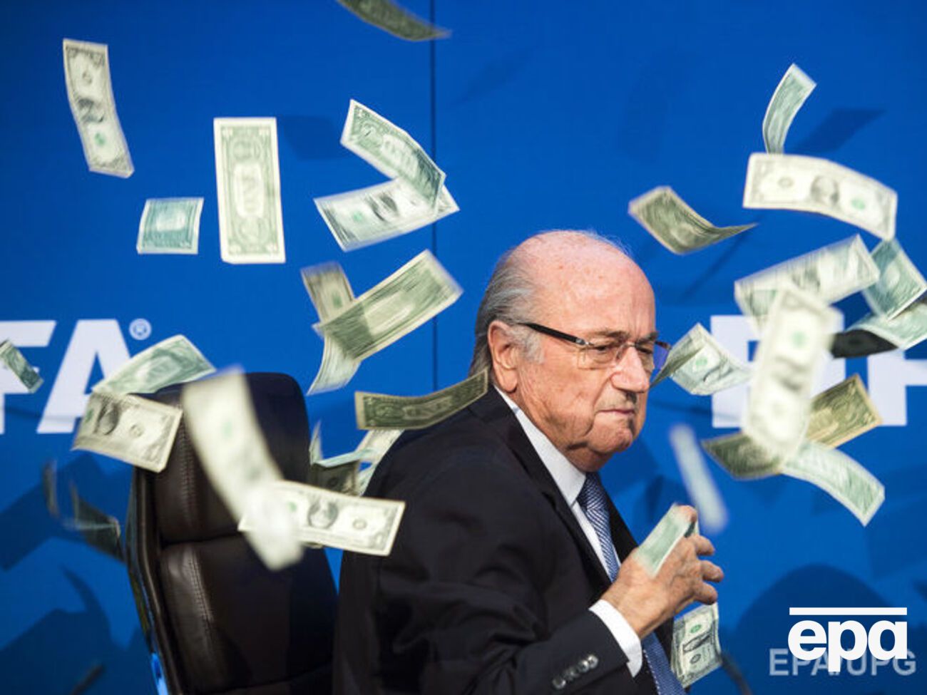 Блаттер и его окружение выплачивали себе огромные бонусы