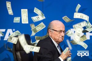 Блаттер и его окружение выплачивали себе огромные бонусы