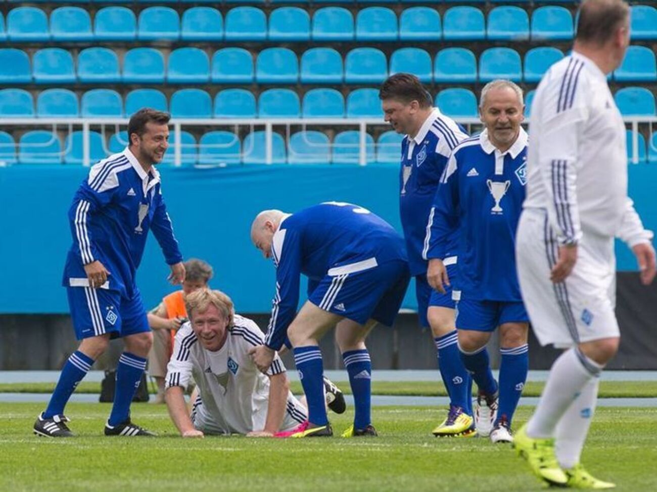 В Киеве на стадионе &ldquo;Динамо&rdquo; им. Валерия Лобановского сборная звезд киевского "Динамо" 86-го года обыграла со счетом 4:2 сборную друзей клуба
