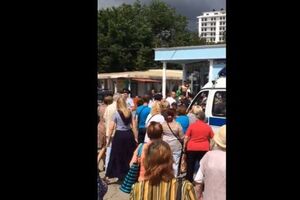 Жители Алушты провожали полицейских криками "бандеры!"