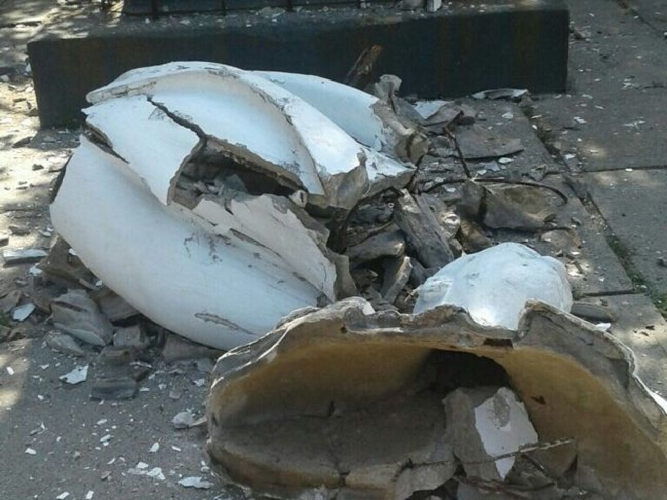 Памятник повалили или ночью, или ранним утром