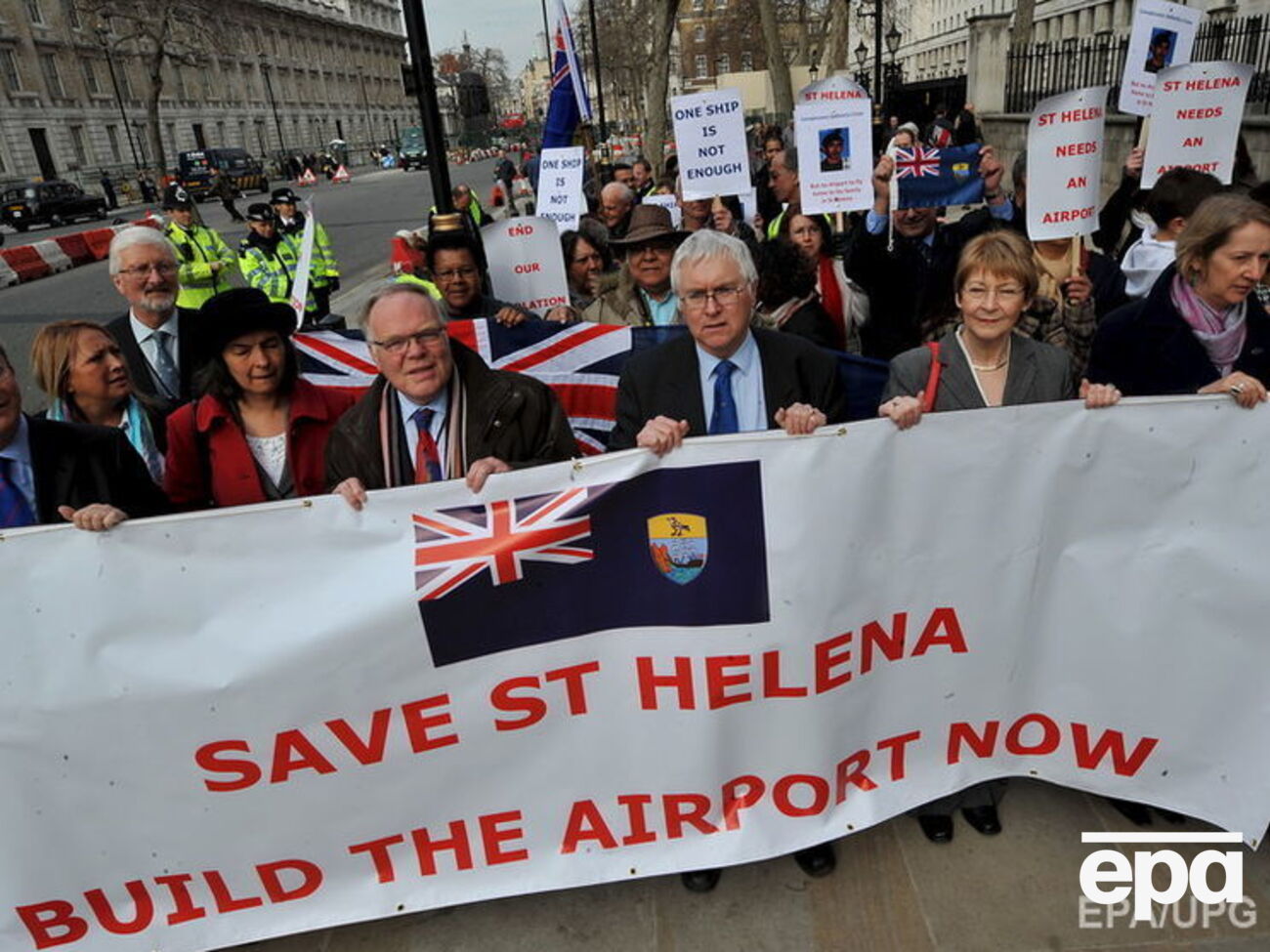 Митинг в 2009 году в Великобритании, на котором потребовали спасти остров Святой Елены, построив на нем аэропорт