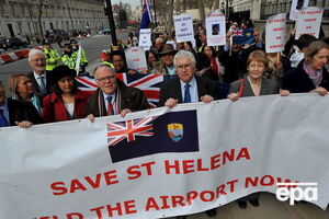 Митинг в 2009 году в Великобритании, на котором потребовали спасти остров Святой Елены, построив на нем аэропорт