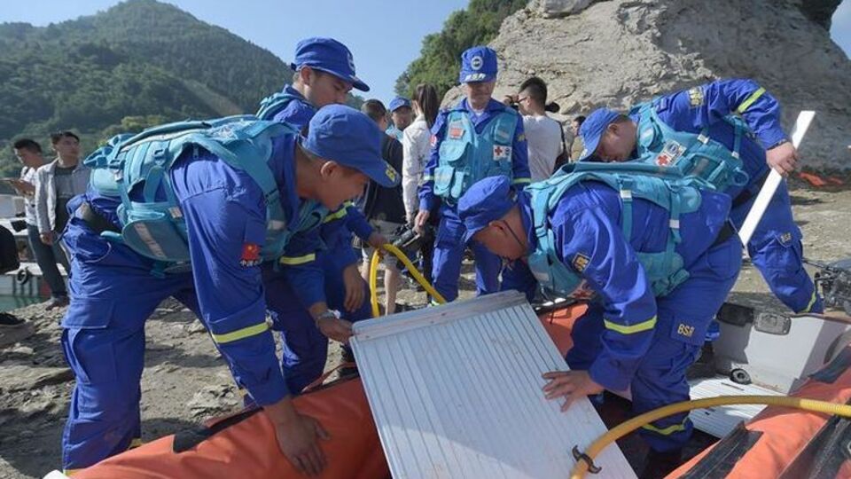 Китайские спасатели ищут пропавших без вести пассажиров с перевернувшегося катера