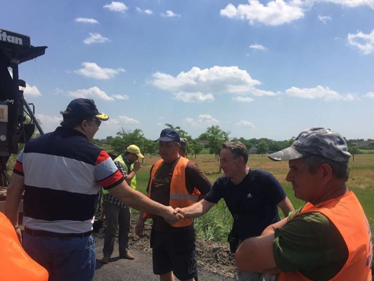 Саакашвили общается с дорожными рабочими на ренийской трассе