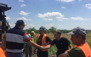 Саакашвили общается с дорожными рабочими на ренийской трассе