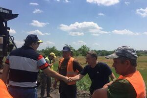 Саакашвили общается с дорожными рабочими на ренийской трассе