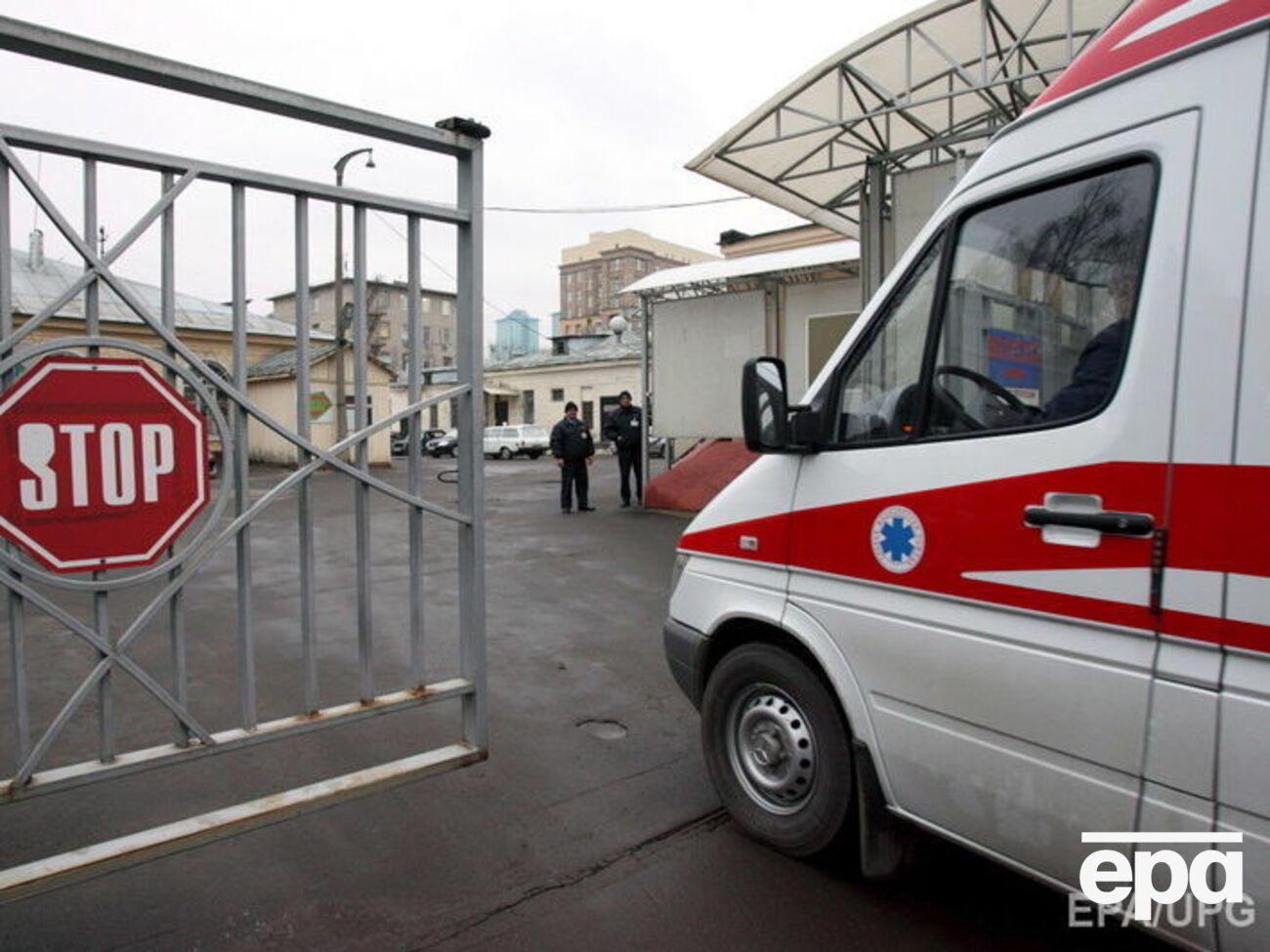 В Москве погиб выбросившийся из окна поликлиники пенсионер