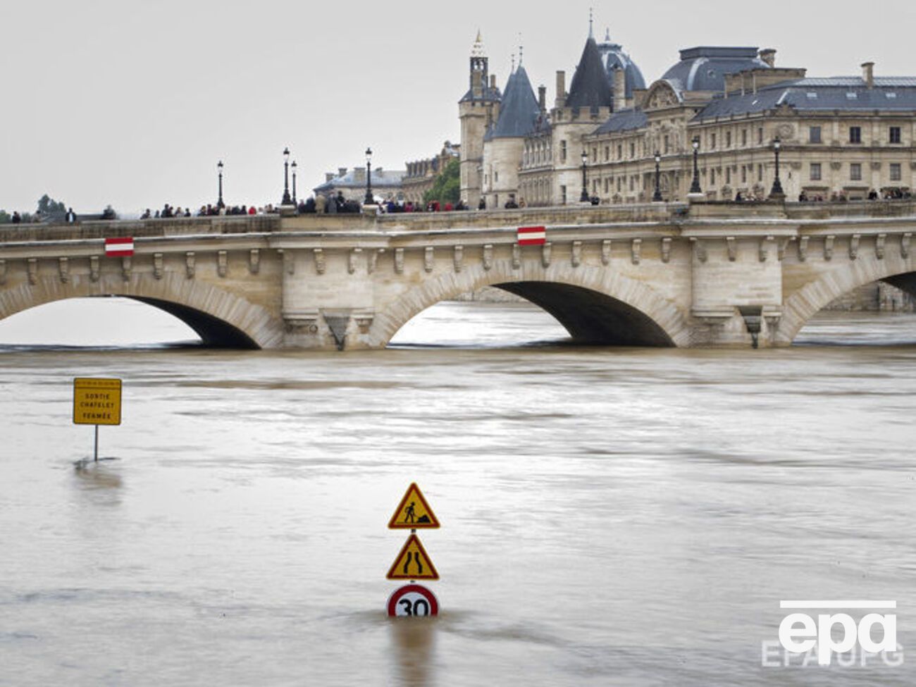 Париж страдает от самого сильного наводнения за 34 года