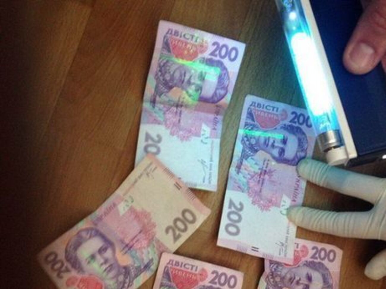 Злоумышленник подложил в пачки с гривнами сувенирные деньги