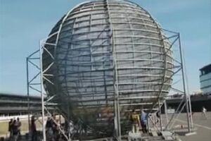 Украинский мотоциклист Турчанинов установил рекорд, выполнив каскадерский трюк "мертвая петля" в сфере