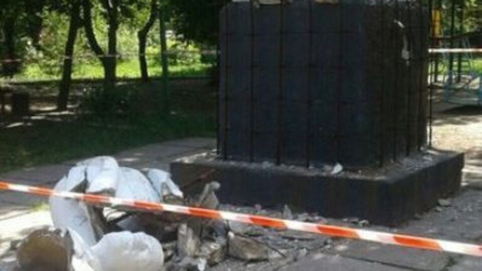 Боевики заявили, что Ленина сдуло ветром