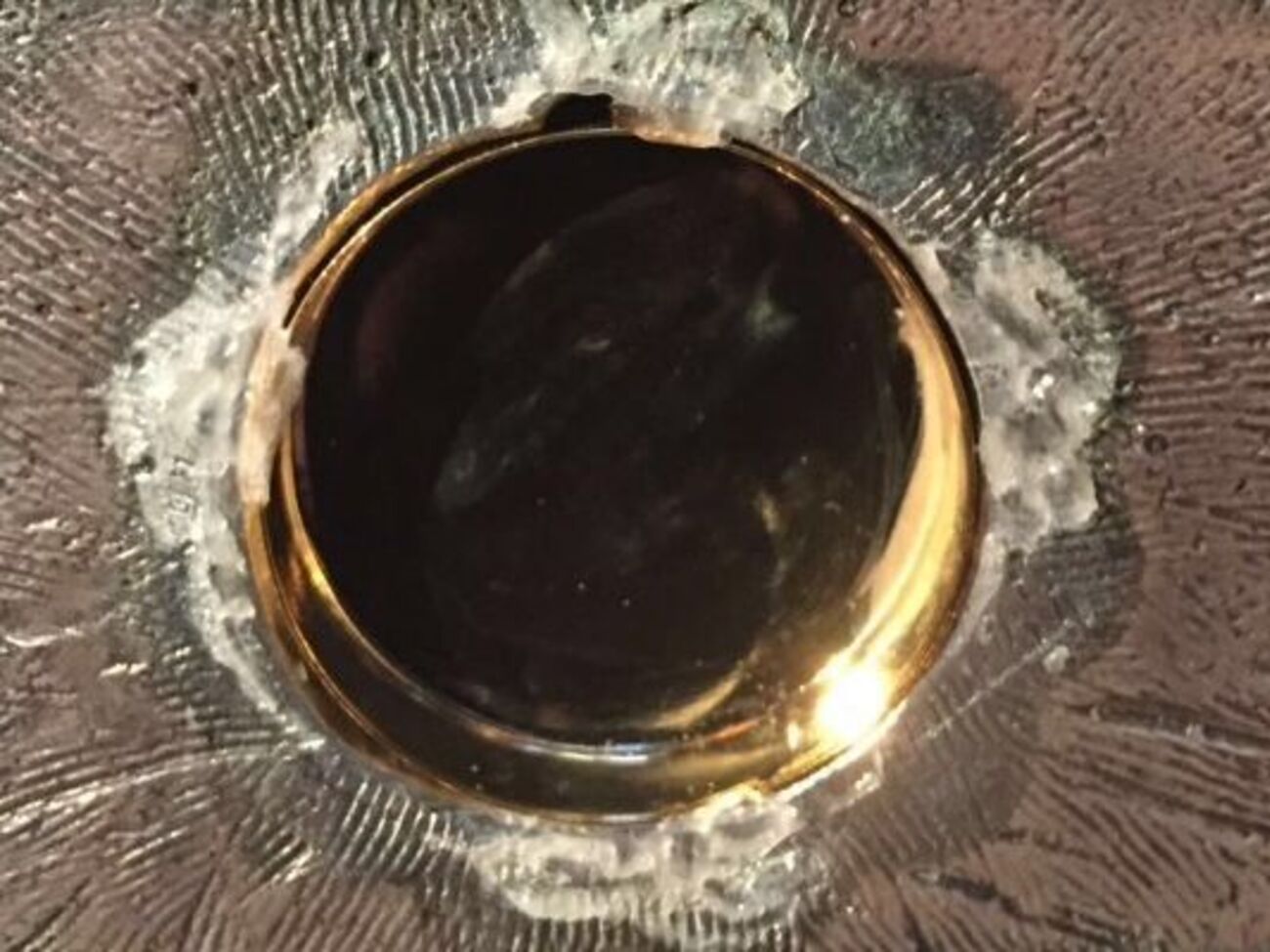 Капсула, в которой находилась ткань, после кражи