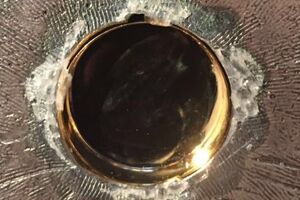Капсула, в которой находилась ткань, после кражи