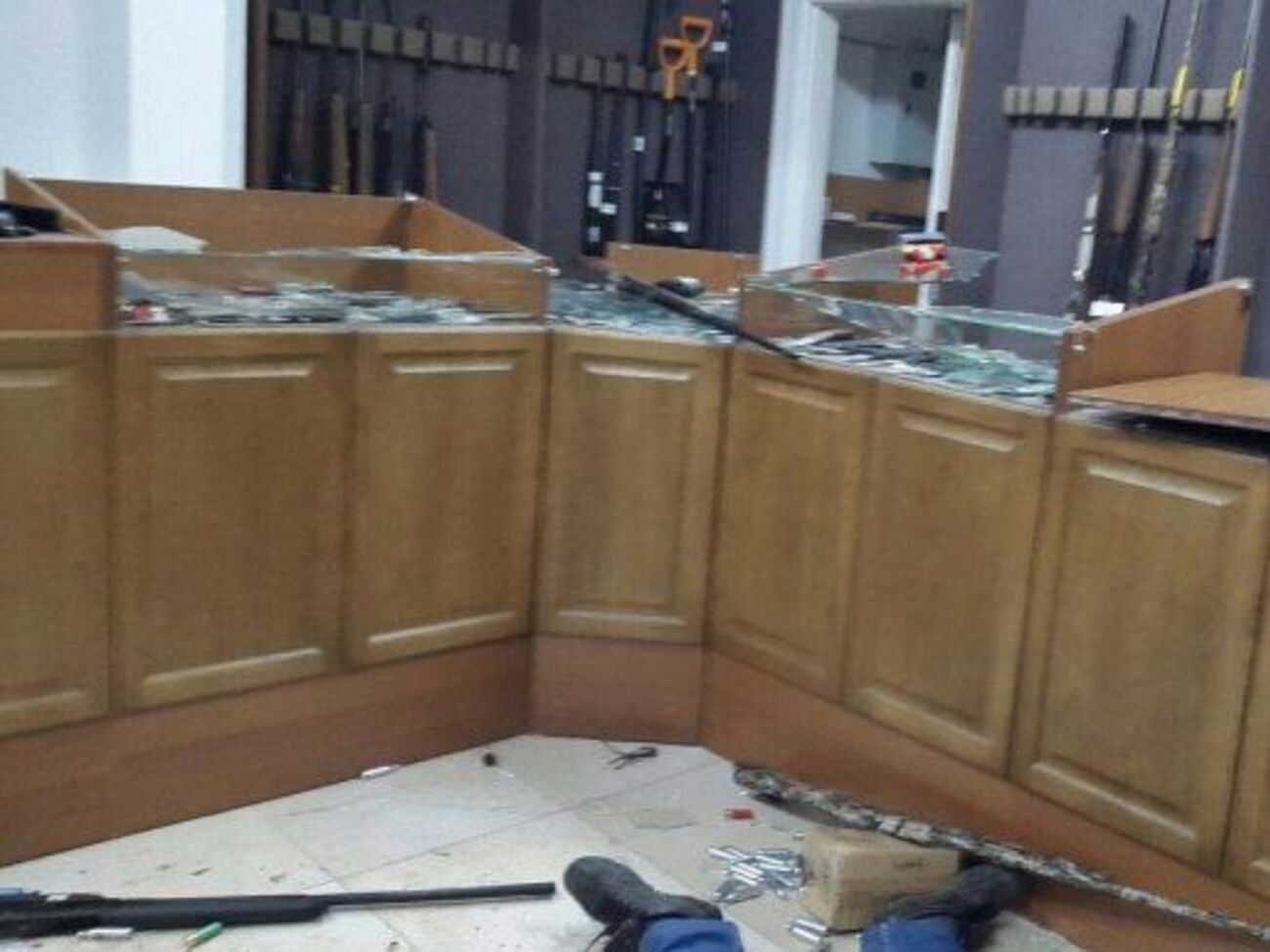 Фото оружейного магазина в Актобе после нападения