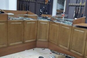 Фото оружейного магазина в Актобе после нападения