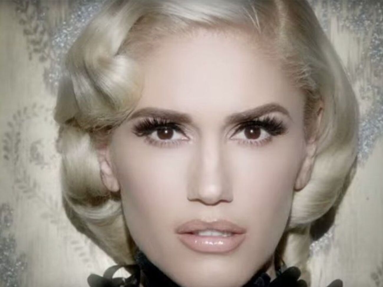 Стефани в новом клипе изменила традиционной красной помаде