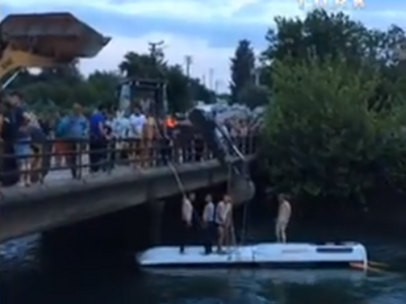 Водитель автобуса не справился с управлением из-за столкновения с автомобилем