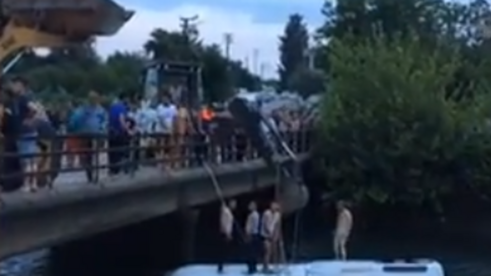 Водитель автобуса не справился с управлением из-за столкновения с автомобилем