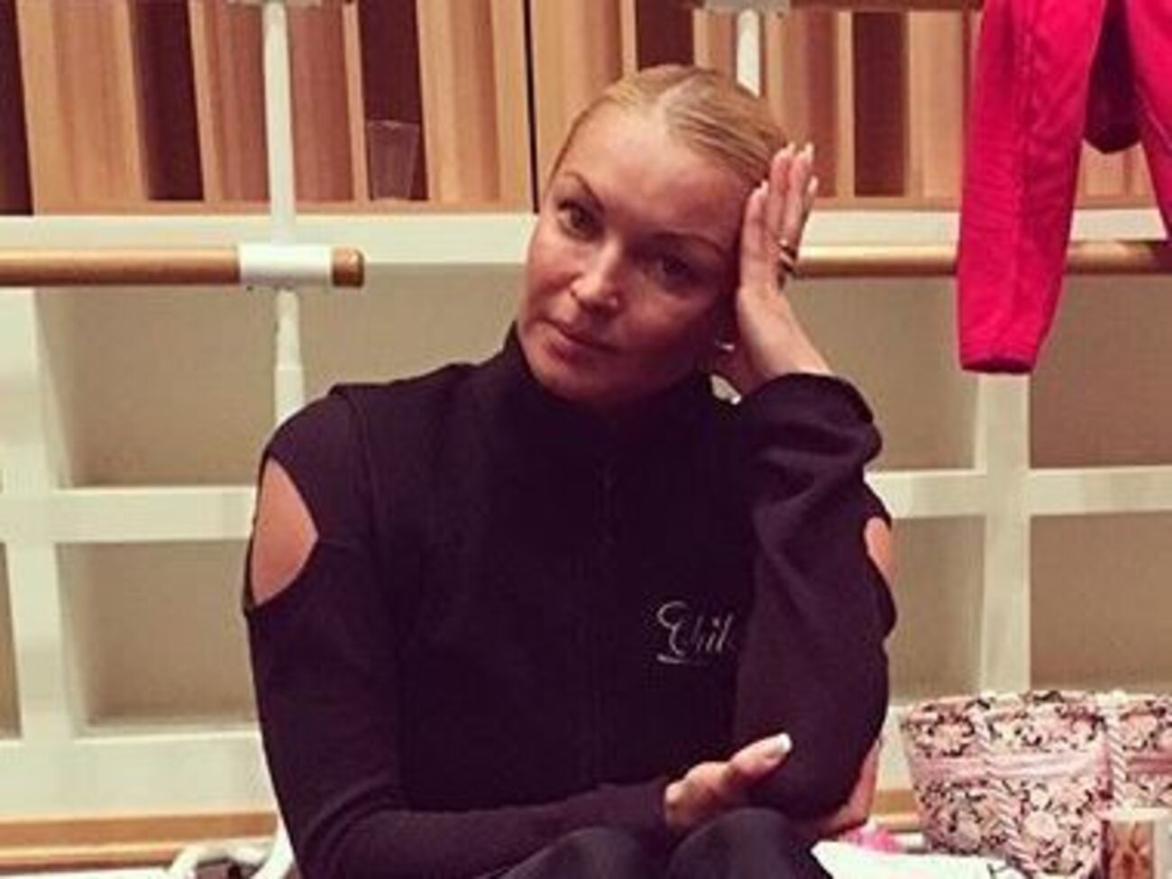 Волочкова показала шпагат на узкой перекладине