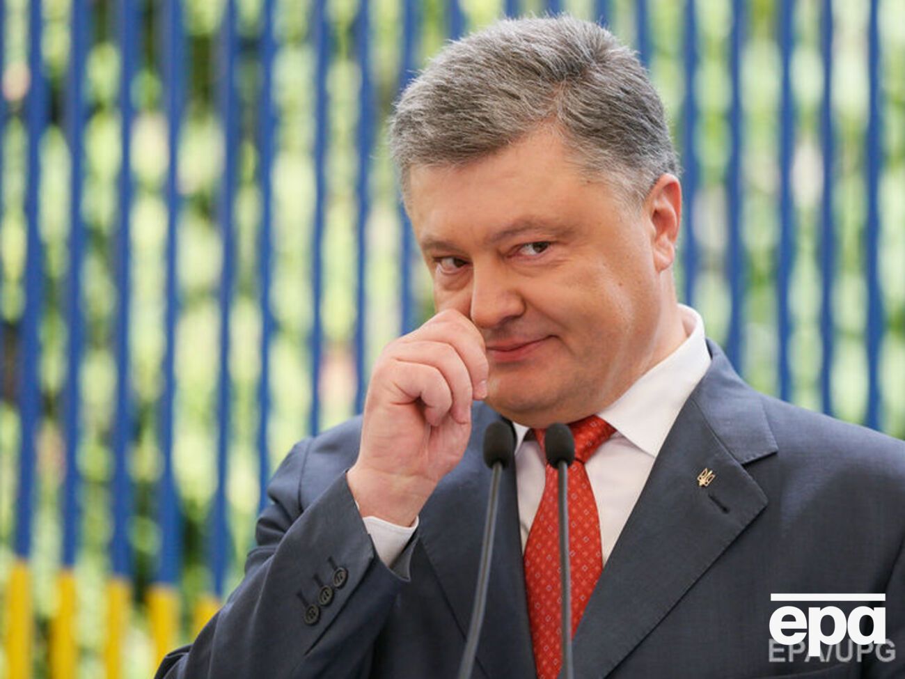 Порошенко поручил разработать пакет санкций против лиц, причастных к преследованию СМИ в Крыму